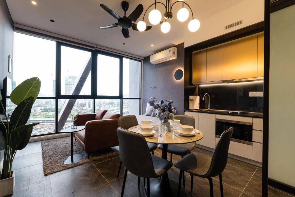 Klcc Musicalsty5Pax At Scarletzsuites Kuala Lumpur Exterior foto